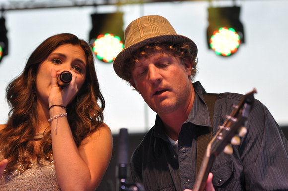 Hanna Peeples with Mark Bryan, Hootie and the Blowfish lead guitarist